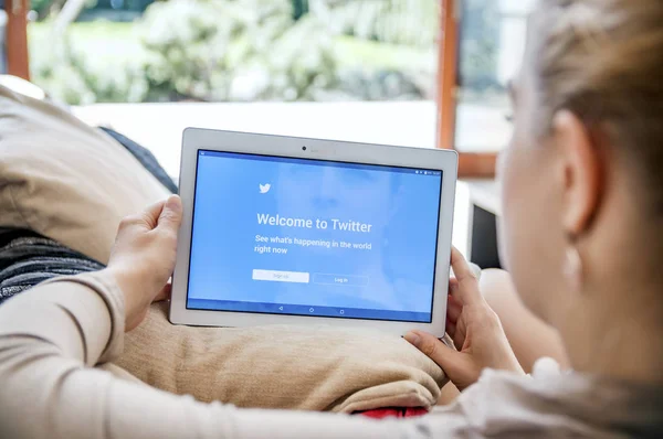 Mujer lanza aplicación de twitter en la tableta Lenovo . — Foto de Stock