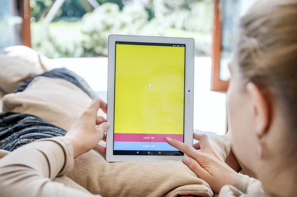 Mujer lanza aplicación snapchat en la tableta Lenovo . — Foto de Stock