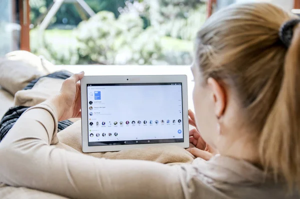 Mujer lanza aplicación de mensajero en la tableta Lenovo . — Foto de Stock
