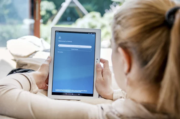 Mujer lanza aplicación Airbnb en la tableta Lenovo — Foto de Stock