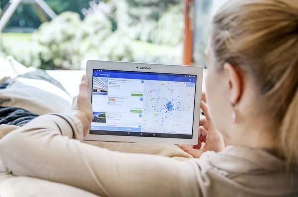 Mujer lanza aplicación booking.com en la tableta Lenovo . — Foto de Stock