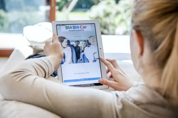 Kadın Lenovo tablet Bla Bla araba uygulama başlattı.