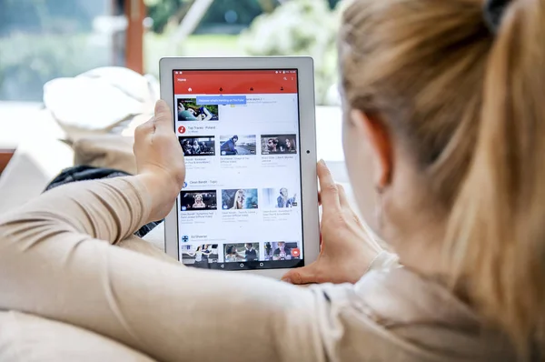 Mujer lanza aplicación Youtube en la tableta Lenovo . — Foto de Stock