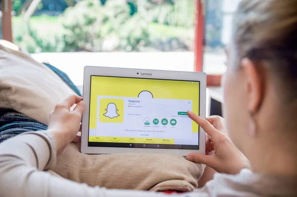 Γυναίκα εκτελεί την εγκατάσταση του Snapchat εφαρμογή για tablet της Lenovo. — Φωτογραφία Αρχείου