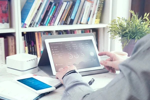 Mann nutzt Tablet-PC mit persönlichem Finanzmanager — Stockfoto