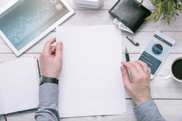 Man holds a piece of paper with empty space for your text. — Stock Photo, Image