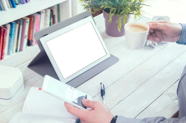 Tablet Pc med tomt utrymme för din text och man håller telefonen. — Stockfoto