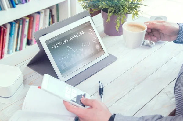 Financial analysis application for tablet pc. Man holds phone. — Stock Photo, Image