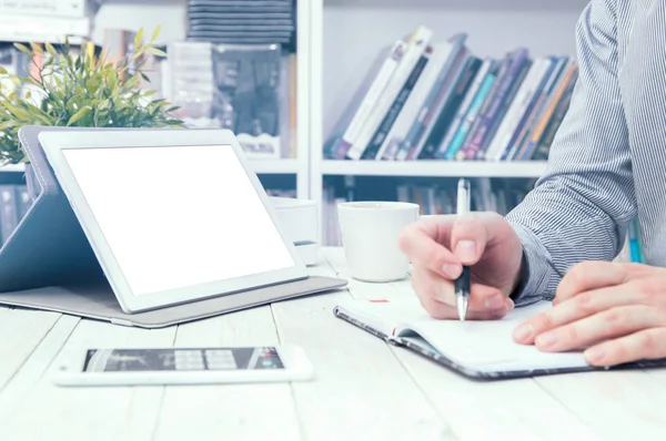 Tablet pc com espaço vazio para o seu texto. Homem preenche seu planejador . — Fotografia de Stock