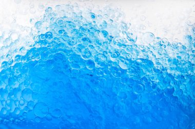 beyaz zemin üzerine kabarcıkları ile mavi su