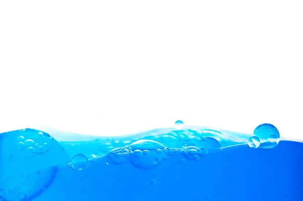 Beyaz zemin üzerine kabarcıkları ile mavi su — Stok fotoğraf