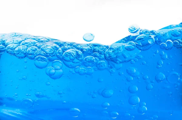 Niebieski wody z bańki na białym tle — Zdjęcie stockowe