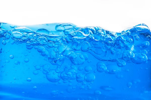 Água azul com bolhas no fundo branco — Fotografia de Stock
