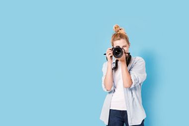 Genç sarışın fotoğraf fotoğraf çekme. Modeli izole bir