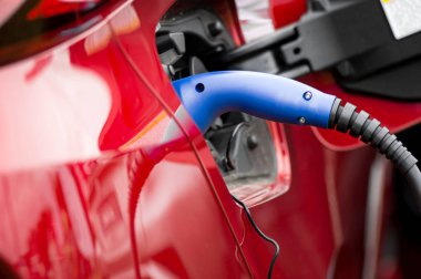 Cihazýna baðlý durumda elektrikli otomobil