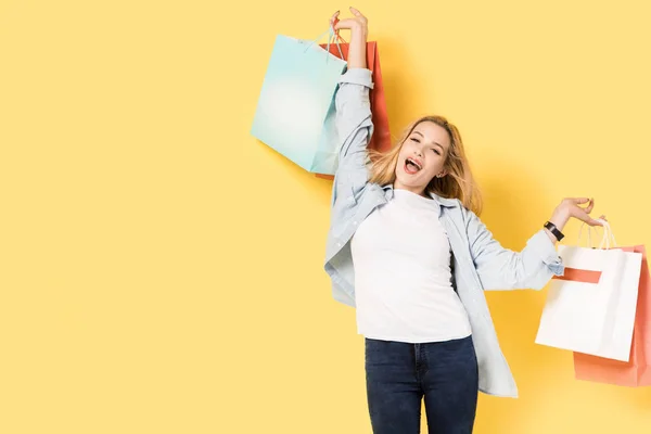 Jonge blonde is blij van haar winkelen — Stockfoto