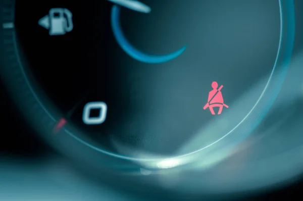 Närbild på bil instrumentbrädan och varning bilbälte ljus ikonen — Stockfoto