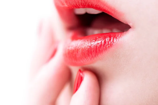Közeli kép a fiatal gyönyörű nő vörös ajkak — Stock Fotó