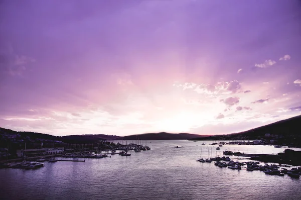Vacker lila solnedgång över hamnen någonstans i Kroatien — Stockfoto