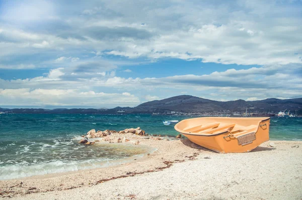 Tom båt på steniga stranden i Kroatien — Stockfoto