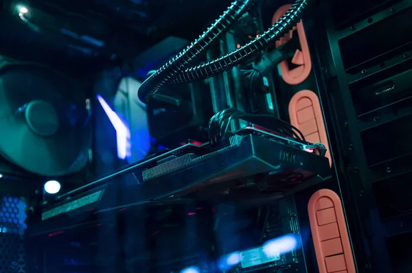 Oyuncular için modern bir masaüstü bilgisayarı kapat