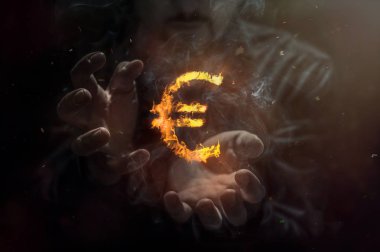 Euro ile adam arka planda yanan sembolü. Anlayışı