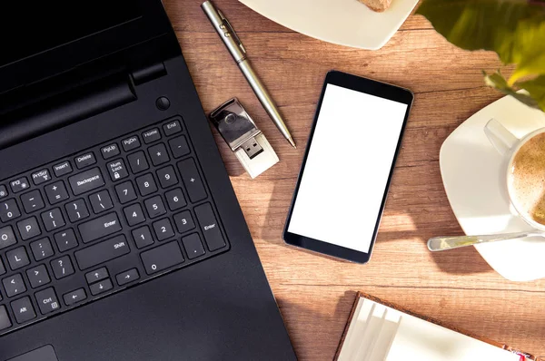 Moderne smartphone met lege ruimte voor uw tekst ligt op een bureau — Stockfoto