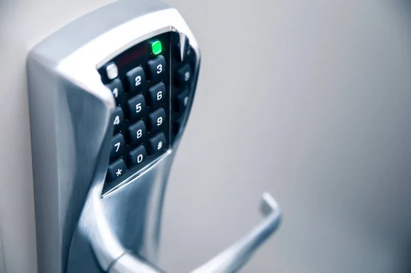 Klamka drzwi z nowoczesną elektroniczny zamek szyfrowy — Zdjęcie stockowe