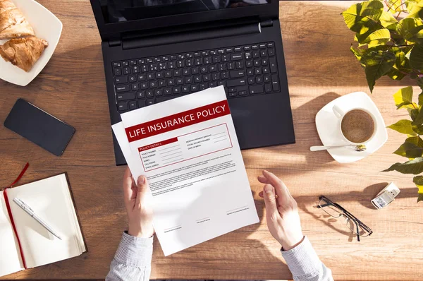 Man reads life insurance agreement. — Stock Photo, Image