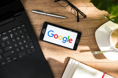  Samsung A5 Google logo üstünde perde ile masaya yatıyor.