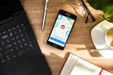  Samsung A5 REDIT uygulama ekran ile masaya yatıyor.