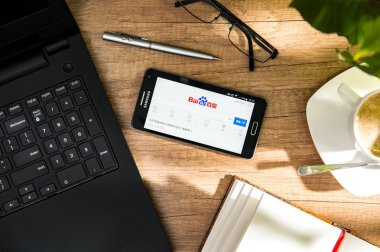  Samsung A5 Baidu uygulama ekran ile masaya yatıyor.