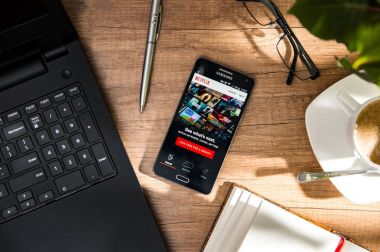 Samsung A5 ekranda Netflix uygulaması ile masaya yatıyor.