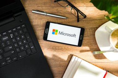 Samsung A5 Microsoft logo üstünde perde ile masaya yatıyor.