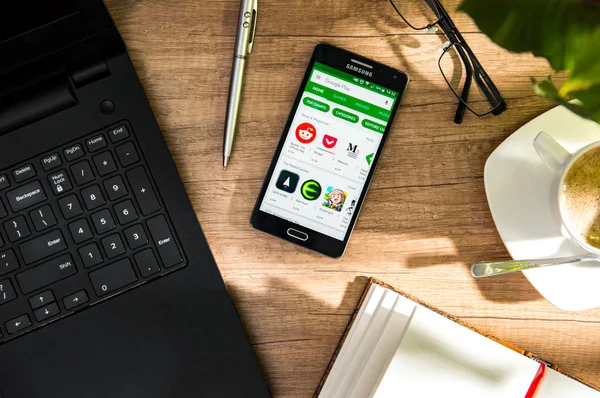 Samsung A5 укладання на столі з Google Play програма на екрані. — стокове фото