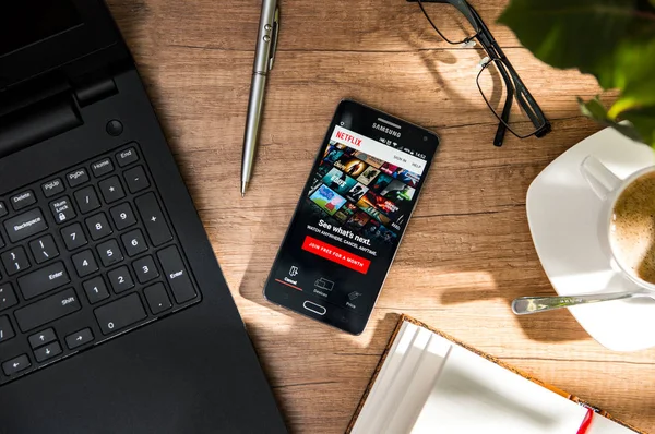 Samsung A5 est posé sur le bureau avec l'application Netflix à l'écran . Image En Vente