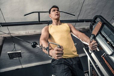 Genç adam spor salonunda egzersiz.