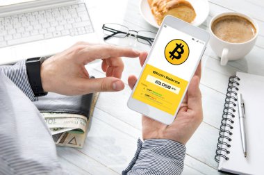 Adam bitcoin oranı cryptocurrency cüzdanını denetler.