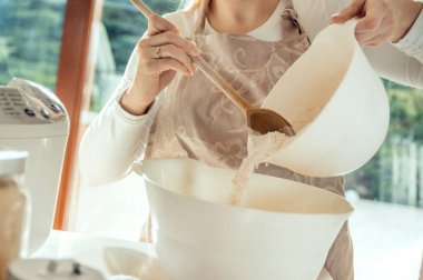 Kadın un çanak içine dökülen ve homebread için hazırlayın