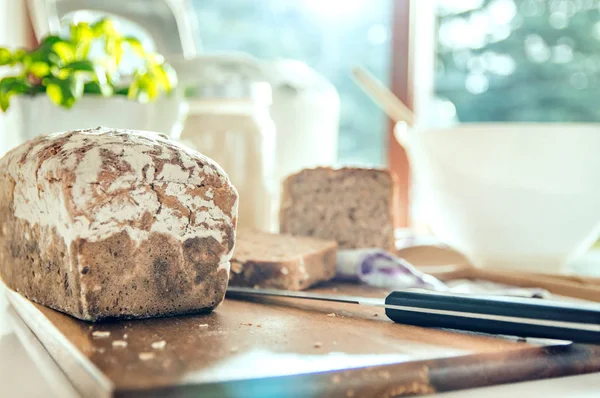 Close-up of home baked bread on modern kitchen countertop — Stock Photo, Image