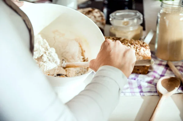 Nærbilde av en kvinne som tilbereder penger til hjemmelaget brød – stockfoto