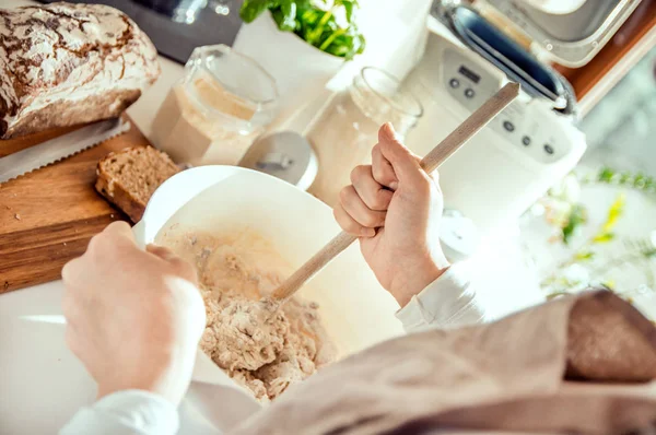 Kvinne blandingsingredienser for hjemmesunt brød – stockfoto