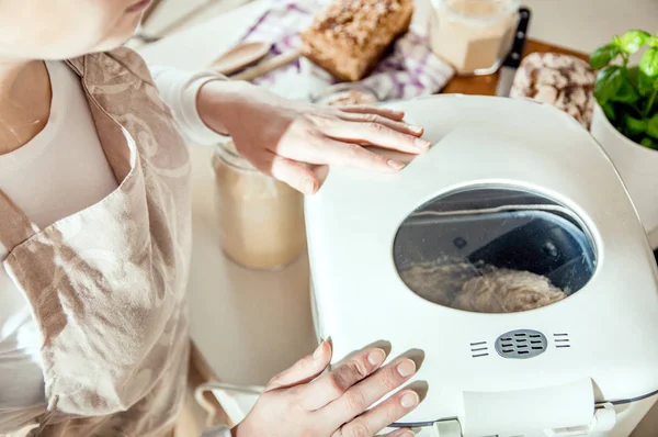 Ekmek makinesi nasıl çalışır kadın görünüyor — Stok fotoğraf