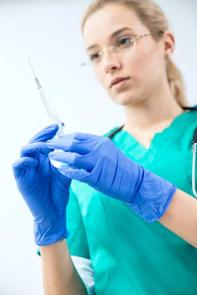 Female vet prepares syringe to injection. — Stock Photo, Image