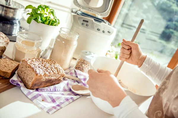 Кухня полная бытовой техники для выпечки домашнего хлеба — стоковое фото