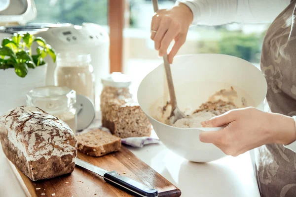 Kjøkkenredskaper og kvinne som tilbereder deig til hjemmelaget brød – stockfoto