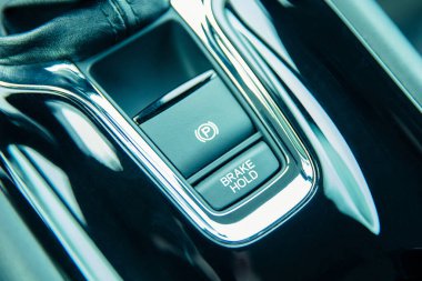 Arabada otomatik fren düğmesi ve el freni düğmesi