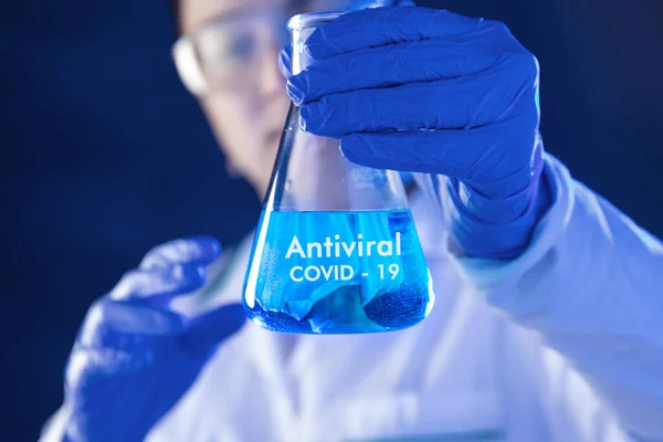 Lab Worker Holds Flask Antiviral Medicines Conception Studies Corona — Stock Photo, Image