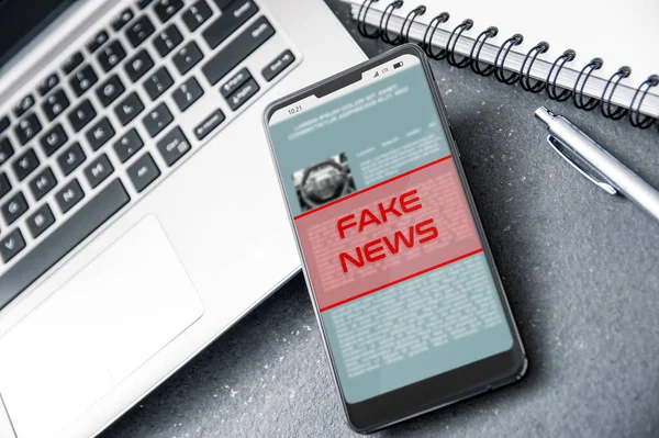 Laptop Smartphone Met Fake News Alert Het Scherm Conceptie Van — Stockfoto