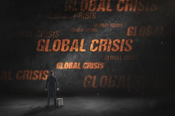 Zakenman Staat Voor Grunge Zwarte Muur Met Global Crisis Inscriptie — Stockfoto